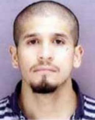 <h3 class="cms-H3-H3">José Rosendo Carrillo Padilla</h3>
<br>
<br>Una deuda de drogas originó que este mexicano, oriundo de Zacatecas, asesinara el pasado 3 de septiembre de 2001 a otro hombre en Salem, Oregon. Las autoridades lo acusaron de asesinato con arma de fuego, 
<b>antes de que se diera a la fuga. </b>
<br>
<br>El FBI considera a Carrillo como un recurrente bebedor de alcohol
<b> y cree que podría estar entre los estados mexicanos de Tamaulipas y Baja California. </b>
<br>
<br>
<br>