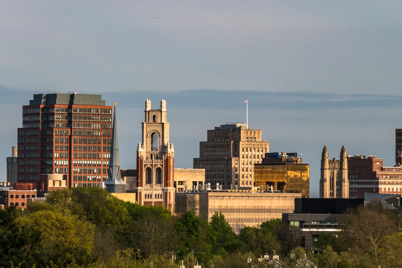 <b>Puesto 10. Connecticut.</b>
<br>
<br>Puntuación total: 55.19.
<br>
<br>Fuerza laboral inmigrante: puesto 10.
<br>
<br>Contribución socioeconómica: puesto 10.
<br>
<br>Ganancia de cerebros e innovadores: puesto 13.
<br>
<br>Cantidad de estudiantes internacionales: puesto 10.
<br>
<br>Según la investigación, los estados con el porcentaje más alto de empresas dentro de la lista Fortune 500 fundadas por inmigrantes o sus hijos son Alabama, Delaware, Kansas, Nevada (empatados en el puesto 1) y Washington.
