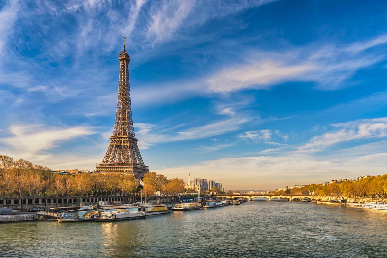 <h2 class="cms-H2-H2">1. París, Francia</h2>
<br>
<br>La capital de Francia (que a su vez es el país más visitado del mundo, según la Organización Mundial de Turismo, OMT) ocupa el primer sitio del informe. El WTTC calcula que París generó ganancias por cerca de 35,650 millones de dólares. La ciudad, además, se encuentra en vísperas de convertirse en sede de los Juegos Olímpicos de Verano de 2024, con lo que se considera que la cifra de turistas continuará aumentando. 
<br>
