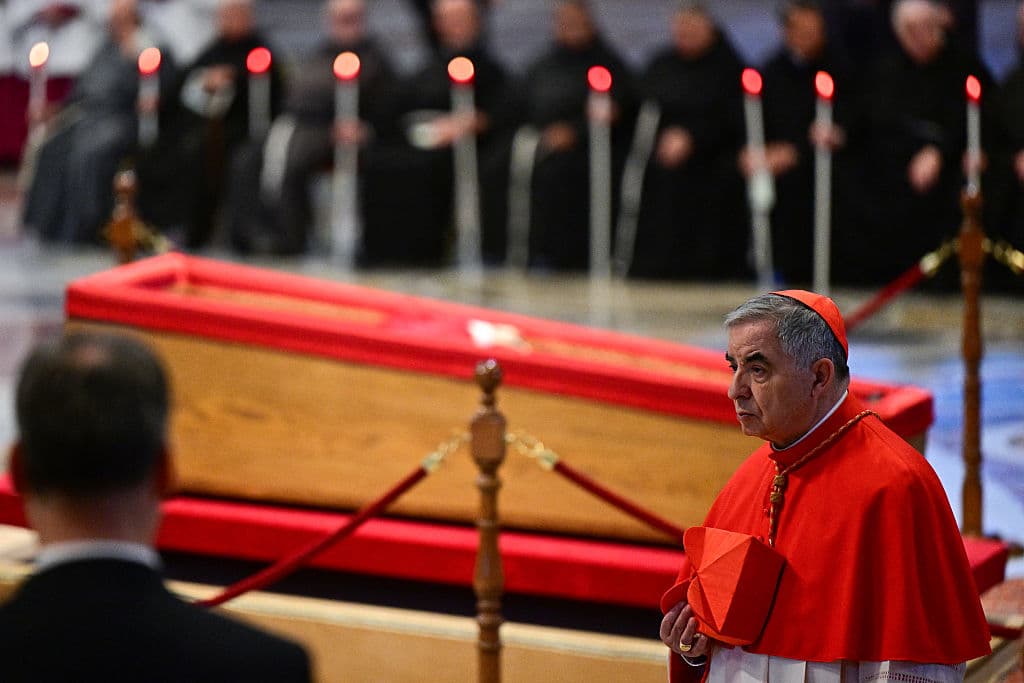 Giovanni Angelo Becciu en la Basílica de San Pedro este 23 de abril de 2025.