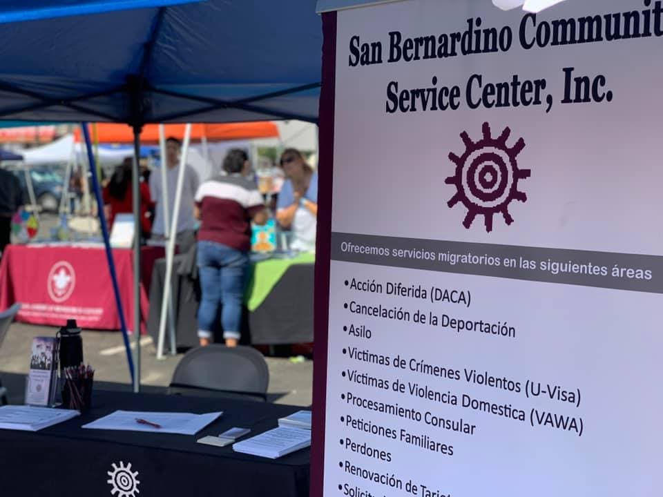 <b>San Bernardino:</b>
<br>En aumento de transmisiones son en gran parte atribuibles a grandes reuniones, lugares de trabajo, hogares de ancianos, cárceles y pacientes transferidos desde el Condado Imperial. El condado necesita acelerar las pruebas, el rastreo de contagiados y "trabajar con laboratorios y empleadores para aumentar el tiempo de respuesta desde el diagnóstico hasta el aislamiento". Los residentes también deben hacer un mejor trabajo al usar cubiertas faciales para mitigar la propagación.
<br>