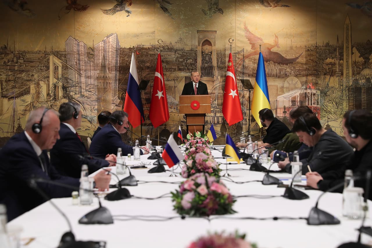 <h2 class="cms-H2-H2">JULIO</h2>
<br>
<br>El 22 de julio, Rusia y Ucrania, con la mediación de Turquía y las Naciones Unidas, alcanzan un acuerdo para desbloquear los suministros de cereales atascados en los puertos ucranianos del mar Negro, poniendo fin a un enfrentamiento que amenazaba la seguridad alimentaria mundial.