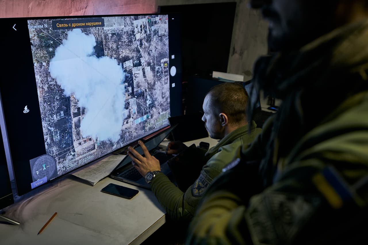 <h2 class="cms-H2-H2">DICIEMBRE</h2>
<br>
<br>El 5 de diciembre, el ejército ruso dice que Ucrania usó drones para atacar dos bases para bombarderos de largo alcance en lo profundo del territorio ruso. Otro ataque tiene lugar más adelante en el mes, lo que subraya la disposición de Ucrania para subir la apuesta y revela las brechas en las defensas rusas.