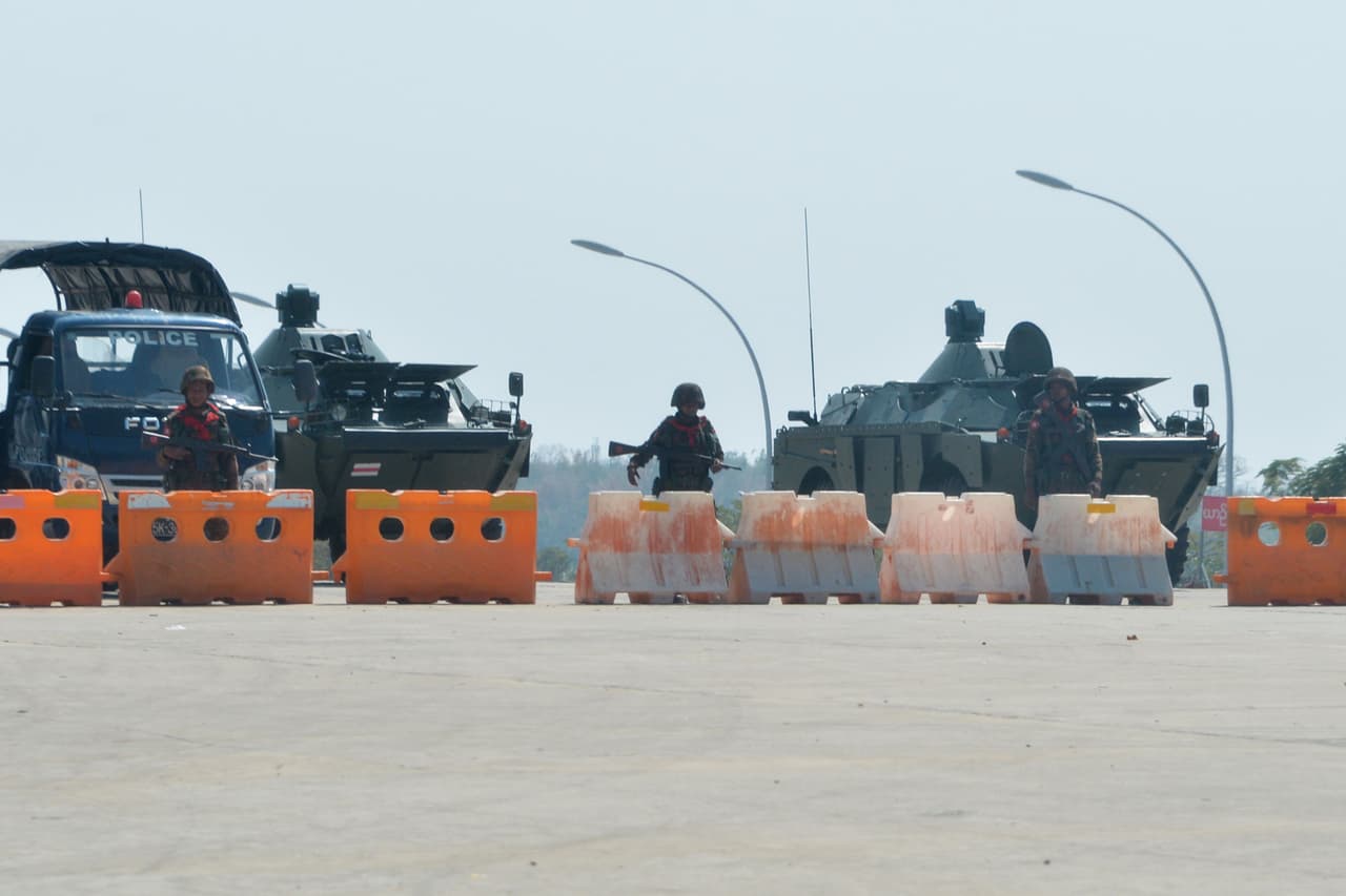 Las fuerzas armadas de Myanmar tomaron el control del país y se quedarán al mando por un año, según informaron. Medios informaron que muchos de los políticos destacados del país, incluida la consejera de Estado y premio 
<a href="https://www.univision.com/temas/premios-nobel">Nobel de la Paz</a>, 
<b>Aung San Suu Kyi</b>, habían sido detenidos. Irrawaddy, un servicio noticioso en internet, reportó que Suu Kyi, que en la práctica era la jefa de gobierno, y el presidente, Win Myint, habían sido detenidos de madrugada.