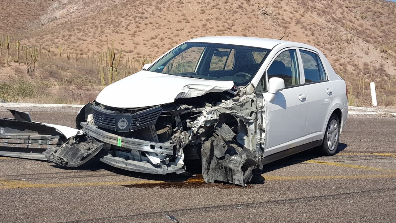 <b>¿Quién es responsable de los daños causados por objetos en las autopistas de Texas? </b>La responsabilidad por los daños provocados por objetos en las autopistas puede recaer en varios actores, dependiendo de las circunstancias del incidente. 
<b>Si un objeto que impactó tu vehículo se desprendió de otro auto, el propietario de ese vehículo podría ser considerado responsable.</b>