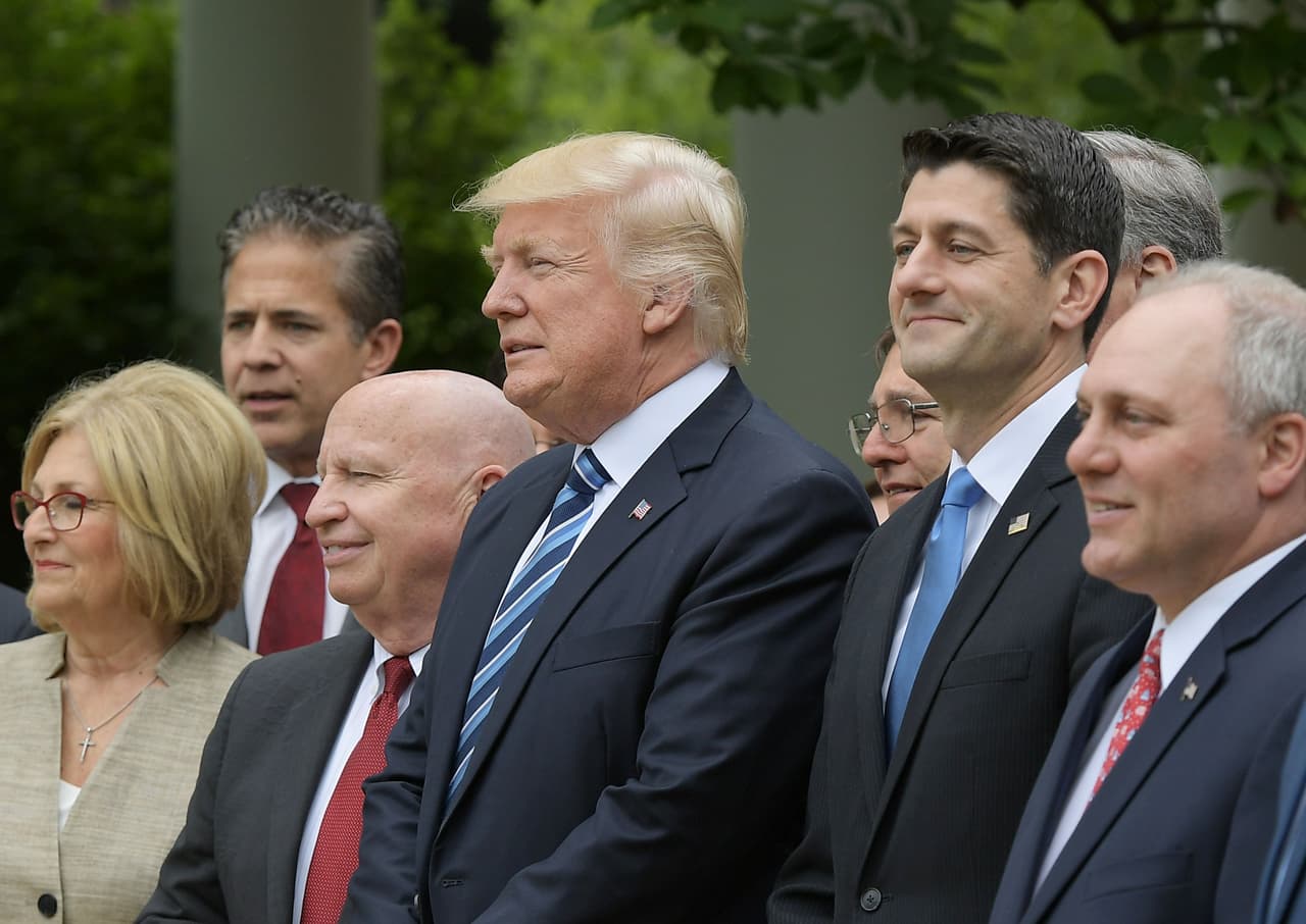 El presidente Donald Trump aseguró que su ley de salud “es tan buena para las condiciones preexistentes, como lo es Obamacare”, pero organizaciones de pacientes discrepan.