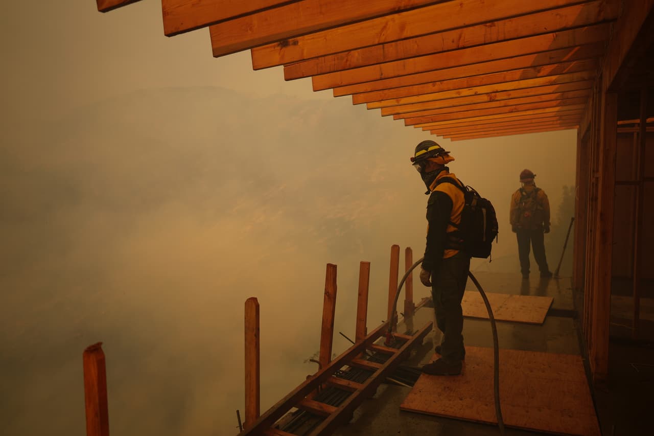 Vientos de Santa Ana podrían intensificar los incendios este domingo en Los Ángeles