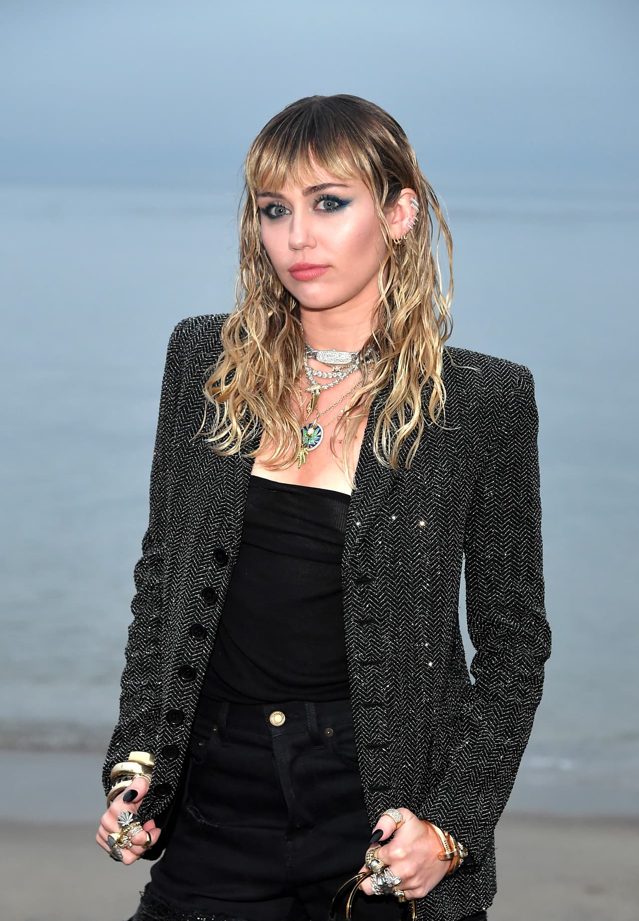 Al respecto, en 2015 Miley aseguró en entrevista para la revista ‘Paper’ que se asume como persona no binaria (género fluido). “No me identifico con ser hombre o mujer”, aseveró en ese entonces.