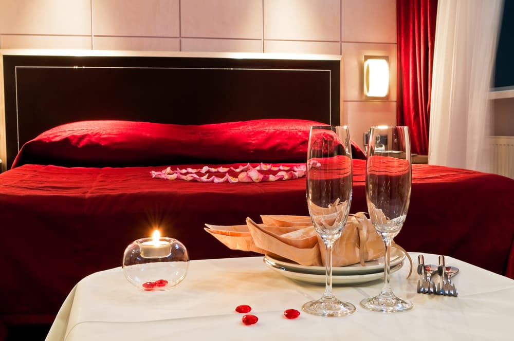 A un 
<b>PISCIS</b> también puedes atraer con una romántica cena en la habitación, con pétalos de rosas en el camino que culminen sobre la cama, acompañada de música romántica.