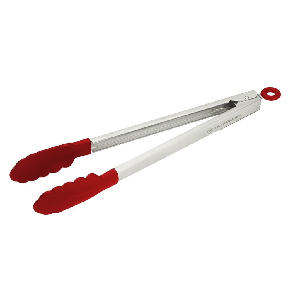 <b>Pinzas: </b>son mejores que una colección de las clásicas palas de cocina. Son lo más eficiente para maniobrar y para voltear piezas de pollo, pescado, carne o vegetales en una parrilla o sartén sin necesidad de trincharlas. Funcionan también para manipular pastas largas sin romperlas, servir ensaladas y retirar los huevos del agua hirviendo. | Pinzas de acero con puntas de silicón. 
<b><a href="http://www.lecreuset.com/stainless-steel-tongs-with-silicone-tips">Le Creuset</a></b>, $16 dólares.