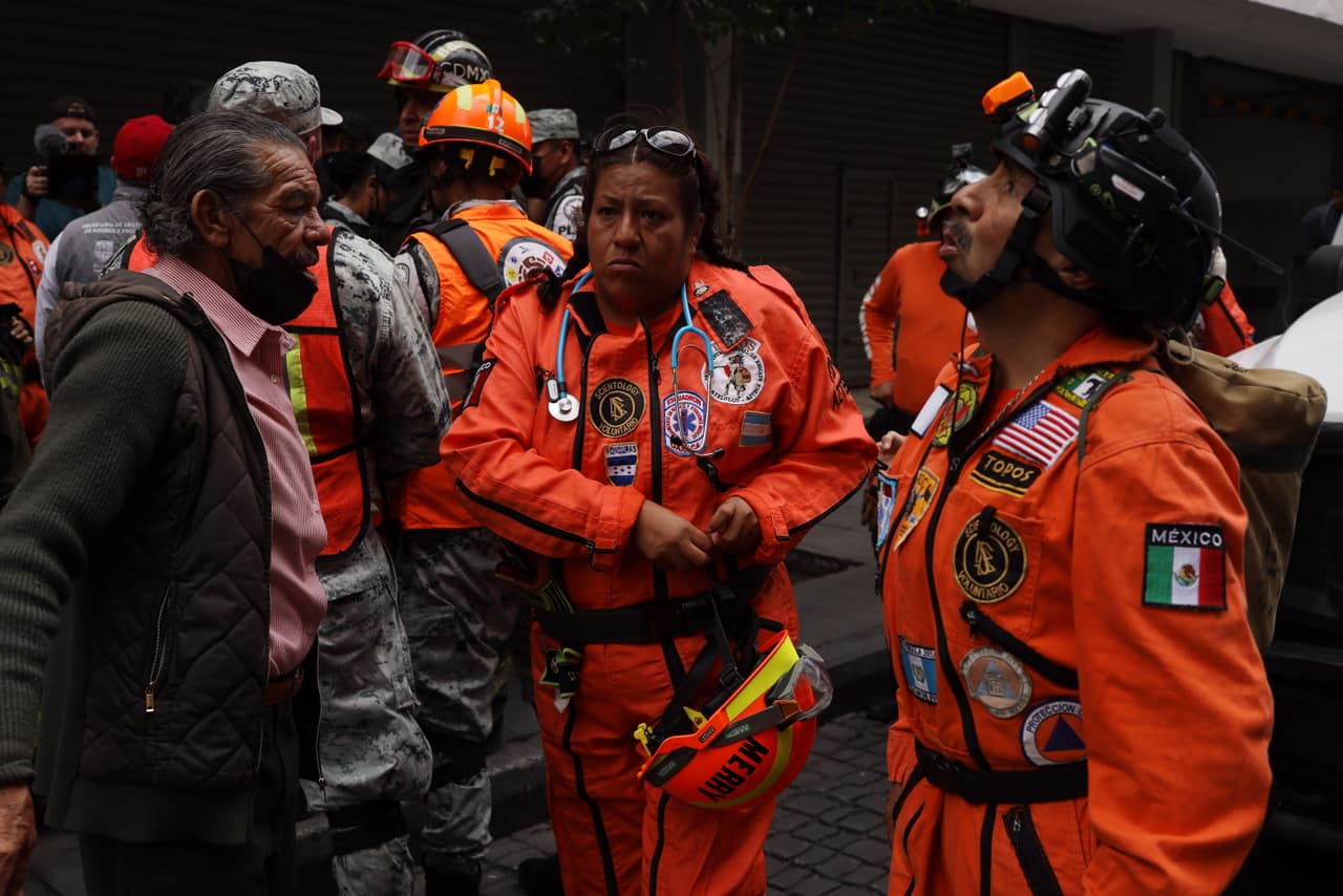 Tras el sismo, los Topos Aztecas comenzaron las labores de rescate. En la imagen están fuera de un edificio.