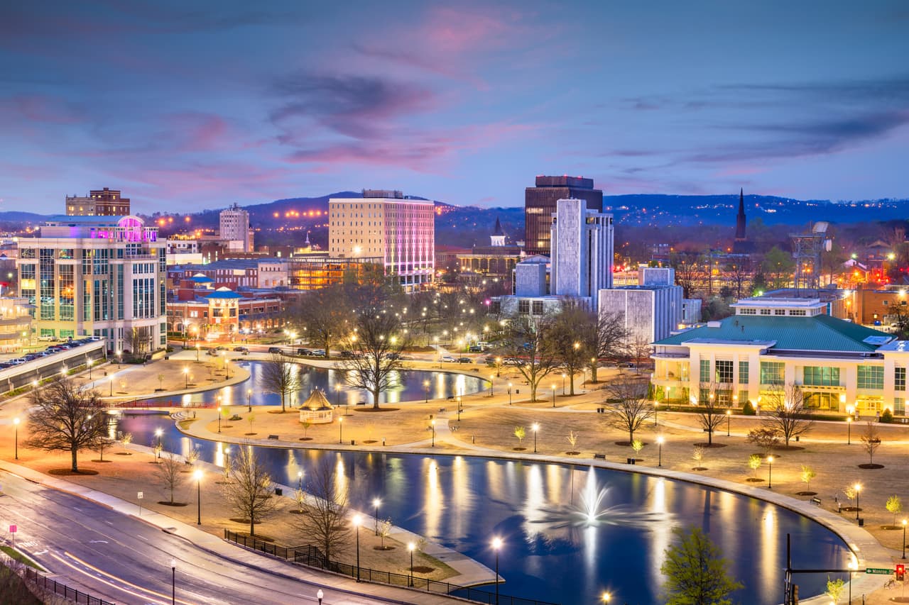 <b> 30. Huntsville, Alabama.-</b> Este lugar en el norte del estado de Alabama fue el primero en tener el estatus de ciudad en esa localidad. Asimismo, ahora se encuentra en la lista de los mejores lugares para obtener un nuevo empleo con un total de 56.96 puntos.