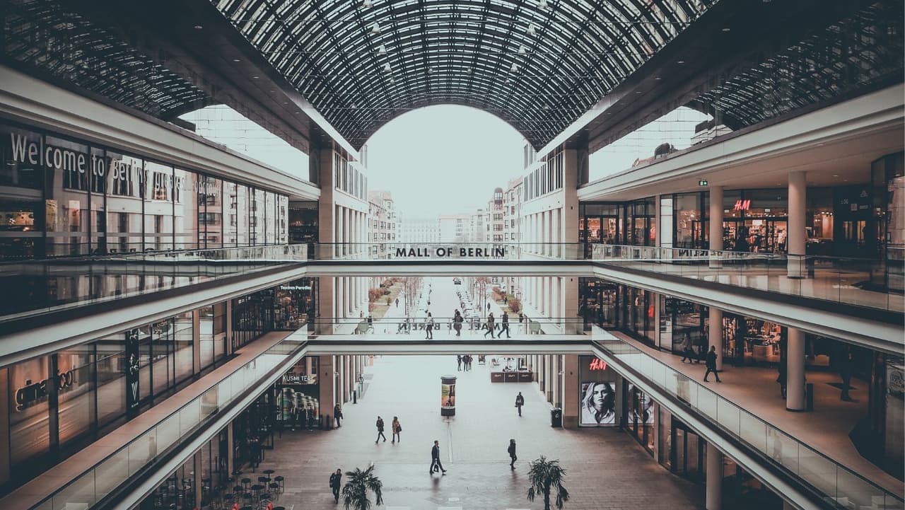 <b>No está en casa</b>: si está en un centro comercial o en una tienda grande, muévase rápidamente a un baño interior, área de almacenamiento u otra área pequeña y cerrada lejos de las ventanas.