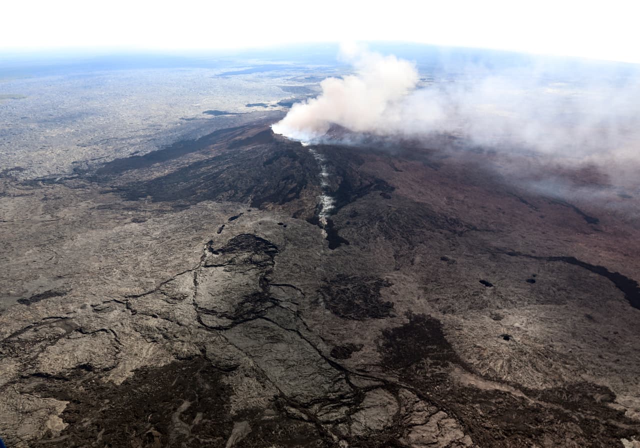 El 30 de abril el piso de la caldera del Kilauea comenzó a colapsar. Siguieron varios terremotos, incluido uno de magnitud de 6.9, y la lava avanzó por debajo de la superficie hasta que escapó por las grietas.