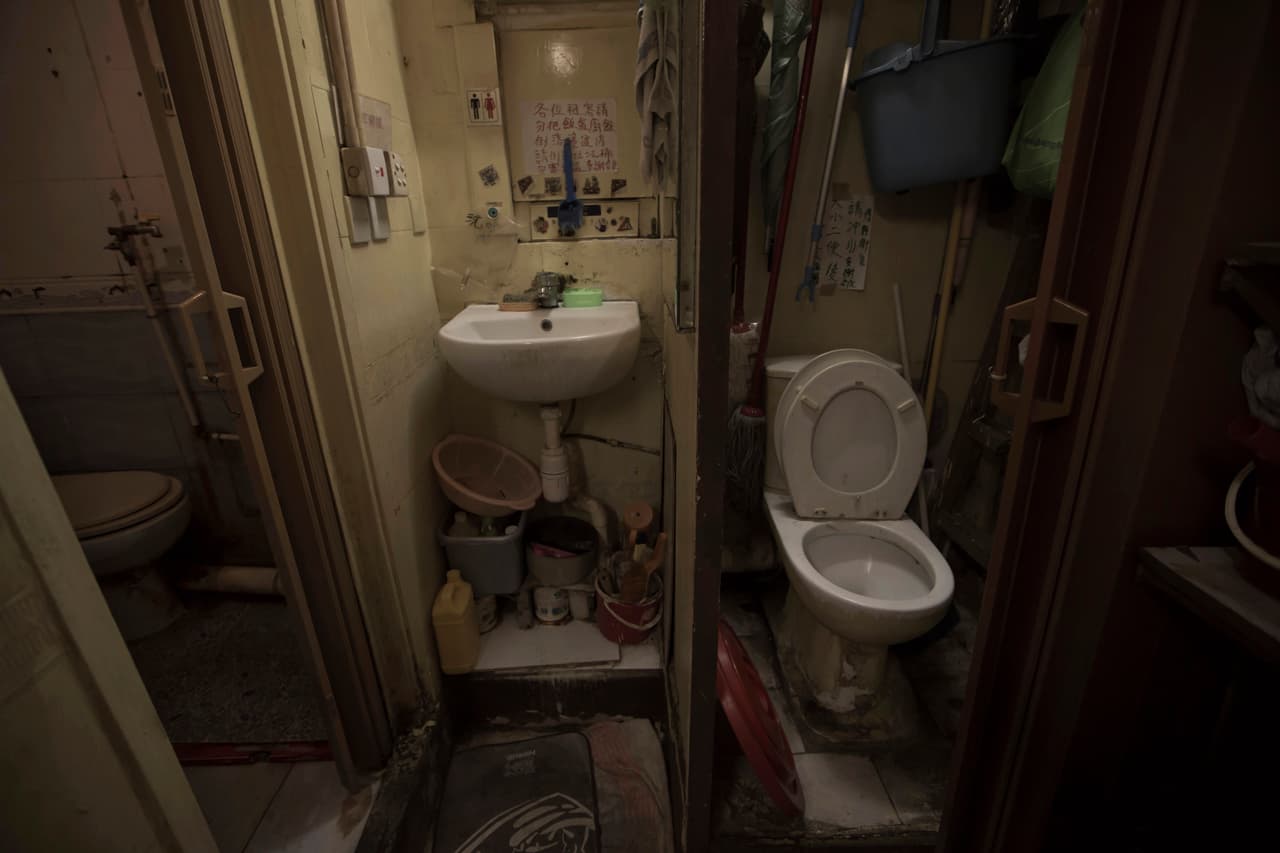 Varios inodoros sucios y un solo lavamanos es compartido por más de dos docenas de habitantes de un grupo de ‘casas ataúd’, que incluye a algunas mujeres solteras.