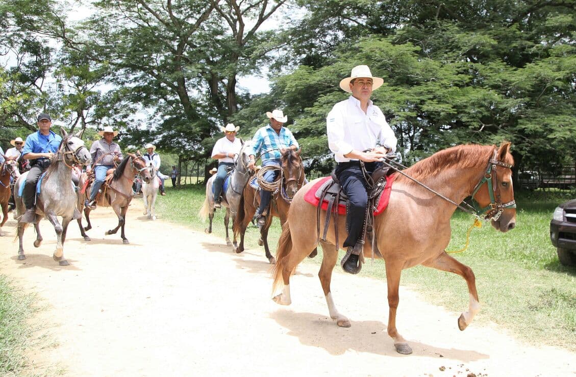 El presidente hondureño Juan Orlando Hernández creció en la provincia rural de Lempira. Era uno de los 17 hijos de un productor de café. Foto cortesía de JuanOrlando.com