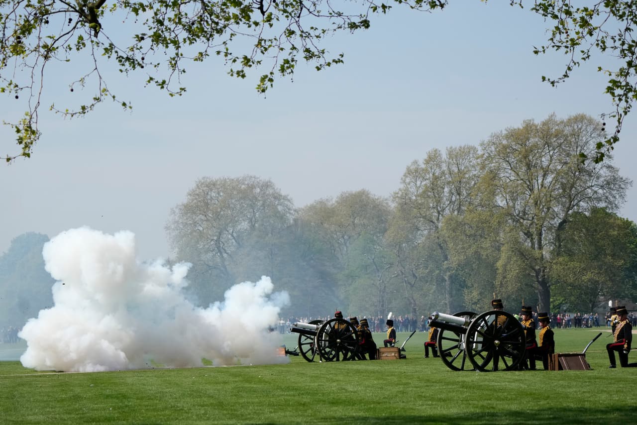 La monarca ha celebrado su cumpleaños de manera privada, en su residencia de Sandringham, en el este de Inglaterra, pero no ha faltado la tradicional ceremonia de la Artillería Británica, con 
<b>42 salvas de cañón en el céntrico Hyde Park de Londres</b>.