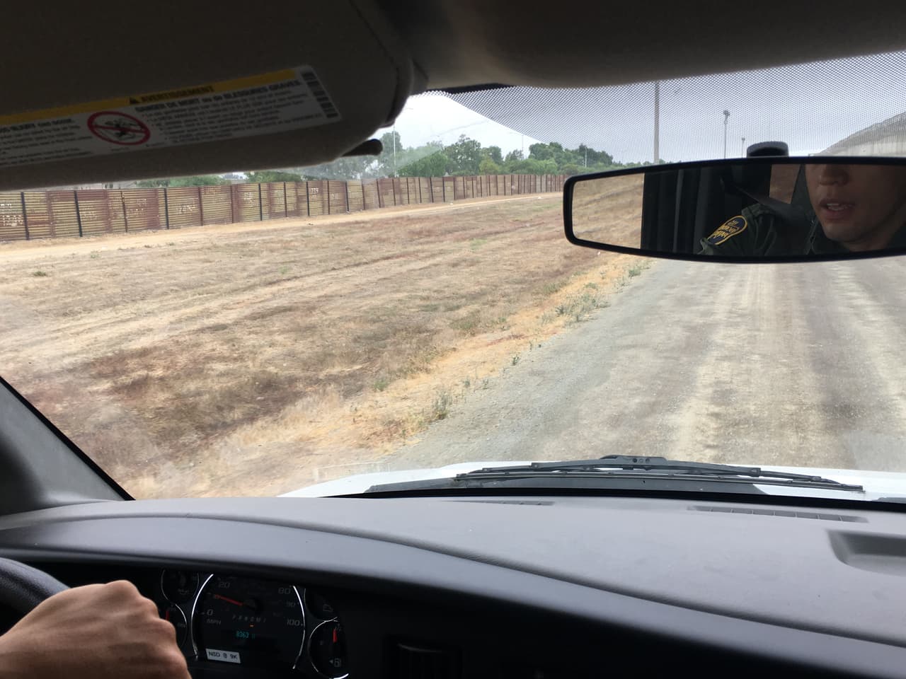 Eduardo Olmos, agente de la Patrulla Fronteriza, recorre el tramo entre dos bardas metálicas en San Diego, un modelo que el gobierno Trump pretende ampliar.