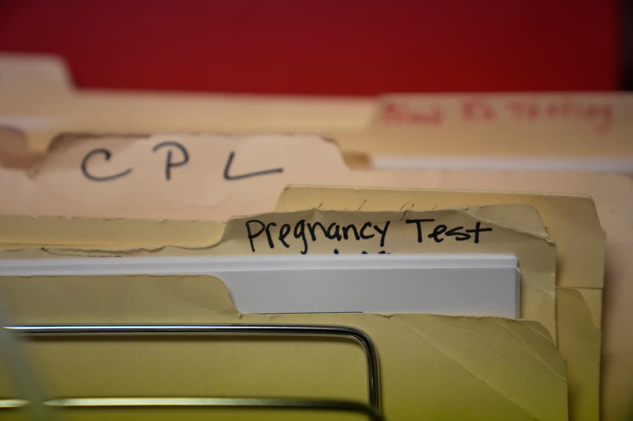 Los legisladores de algunos estados que rodean Texas esperan implementar una ley similar que prevenga la mayoría de los abortos. En Oklahoma, 
<a href="https://oksenate.gov/senator-press-releases/julie-daniels" target="_blank">la senadora estatal republicana Julie Daniels</a> redactó o respaldó cuatro medidas separadas para restringir aún más la práctica. Las cuatro leyes están siendo impugnadas en los tribunales.