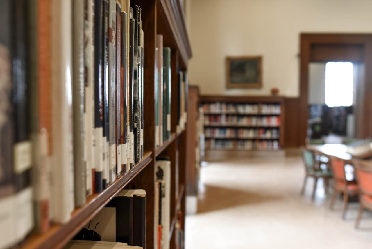 Si no hay una ruta de escape segura, encuentre un buen escondite. Si es un salón de clase, esto puede ser debajo de un escritorio, o incluso detras del él. Si hay closets en el salón de clase, esa también podría ser una opción.