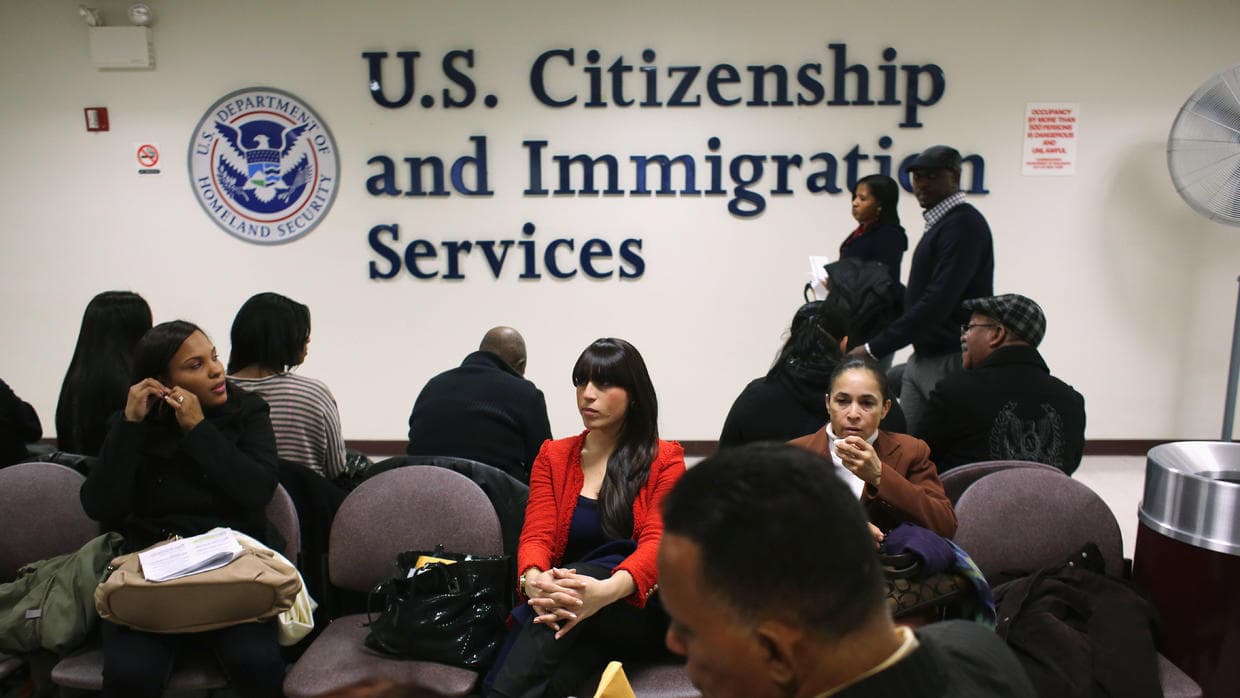 El gobierno revisa las tarifas de todos sus trámites migratorios