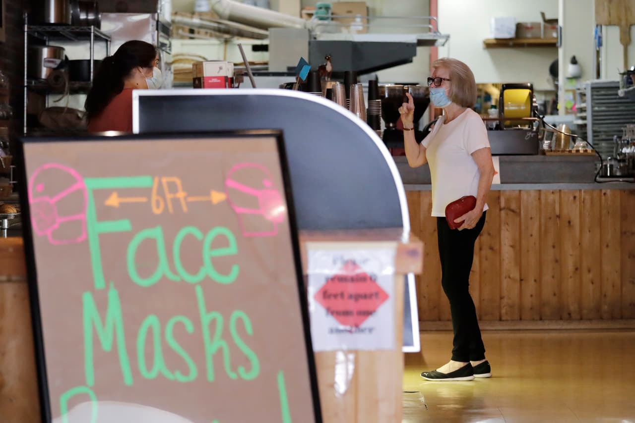 Una pastelería de Yakima exige el uso de mascarillas. El gobernador, Jay Inslee, dijo que la tasa de infecciones de Yakima era 28 veces más alta que la del King County (que incluye a Seattle). Aseguró que una de las principales razones de la asombrosa propagación es que la gente se niega a usar tapabocas.
<br>