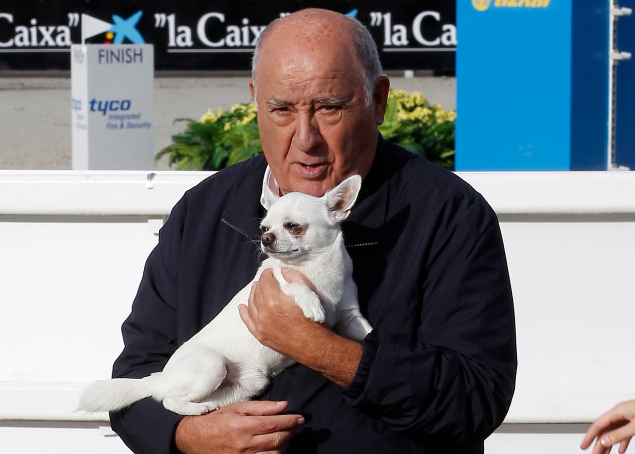 <b>Puesto 11. Amancio Ortega, 68 millones de dólares.</b> El español, fundador de de la cadena de tiendas Zara, ha contribuido a la compra de insumos y equipos médicos. Las donaciones que ha realizado corresponden al 
<b>0.11%</b> de su fortuna total.
<br>