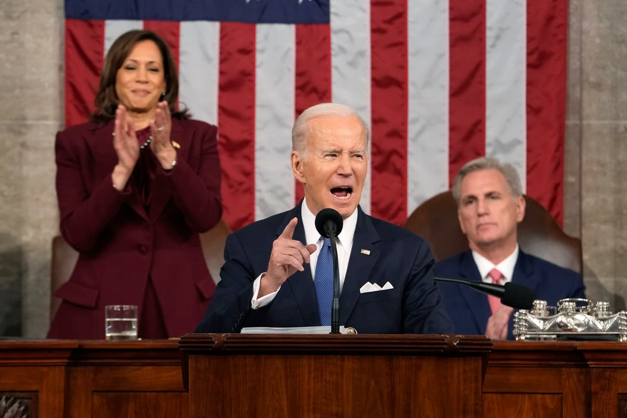 Pese a que Biden hizo varios llamados a la "unidad" durante su discurso, el mensaje estuvo permeado por la división bipartidista palpable en Washington D. C. 
<br>
<br>En varias ocasiones, la vicepresidenta Kamala Harris aplaudió las palabras del presidente, mientras que el líder de la nueva mayoría republicana en la Cámara de Representantes, Kevin McCarthy, mantuvo un gesto reservado durante la mayor parte del mensaje.