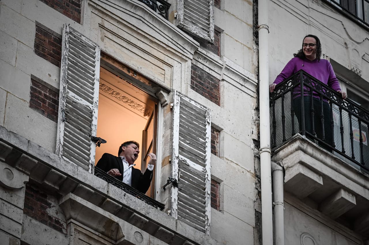 <b>Una presentación gratis para los vecinos (26 de marzo). </b>El cantante de ópera Stephane Senechal interpreta una pieza desde la ventana de su apartamento en París. 
<a href="https://www.univision.com/noticias/estados-unidos/una-pandemia-protestas-y-tensas-elecciones-el-2020-ha-sido-un-ano-duro-pero-estas-fotos-nos-ayudan-a-mantener-la-esperanza-fotos">Fue el décimo día de un cierre estricto en Francia</a>.