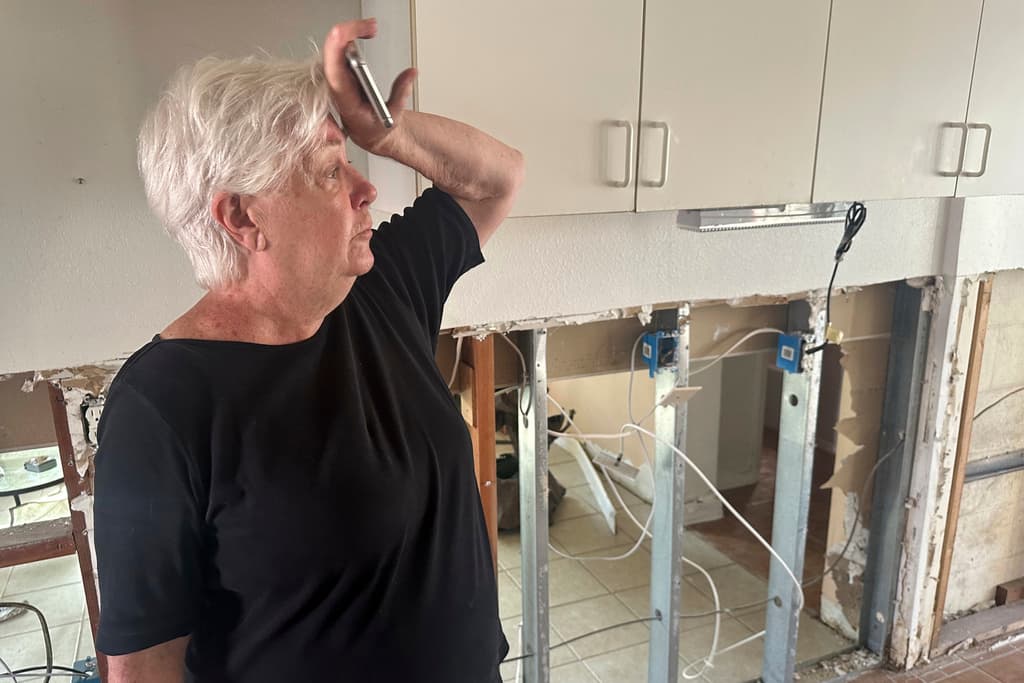 Catherine Praught muestra parte de su casa destrozada por el huracán Milton en Cortez.