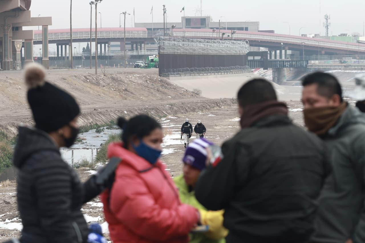 Los republicanos han criticado duramente la política fronteriza del presidente Biden, a quien acusan de fomentar la llegada de inmigrantes indocumentados. Los demócratas del ala progresista también han criticado al gobierno por detener a los niños migrantes en instalaciones de CBP más allá de las 72 horas establecidas. En la foto un grupo de migrantes cubanos cerca de la valla fronteriza en Ciudad Juárez, el 16 de febrero.
