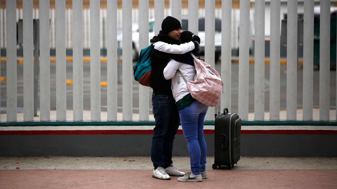 Familia mexicana que huyó de EE. UU. por miedo a deportación es multada al cruzar la frontera con sus pertenencias