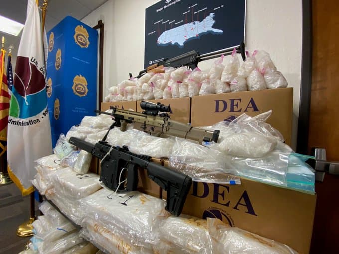 El CJNG trafica con drogas y armas. La organización fue creada en 2007 como un brazo armado, bajo el nombre de Los Mata Zetas. El cartel se independizó en 2010 y se dio a conocer a partir de septiembre de 2011, liderado por Nemesio Oseguera Cervantes.