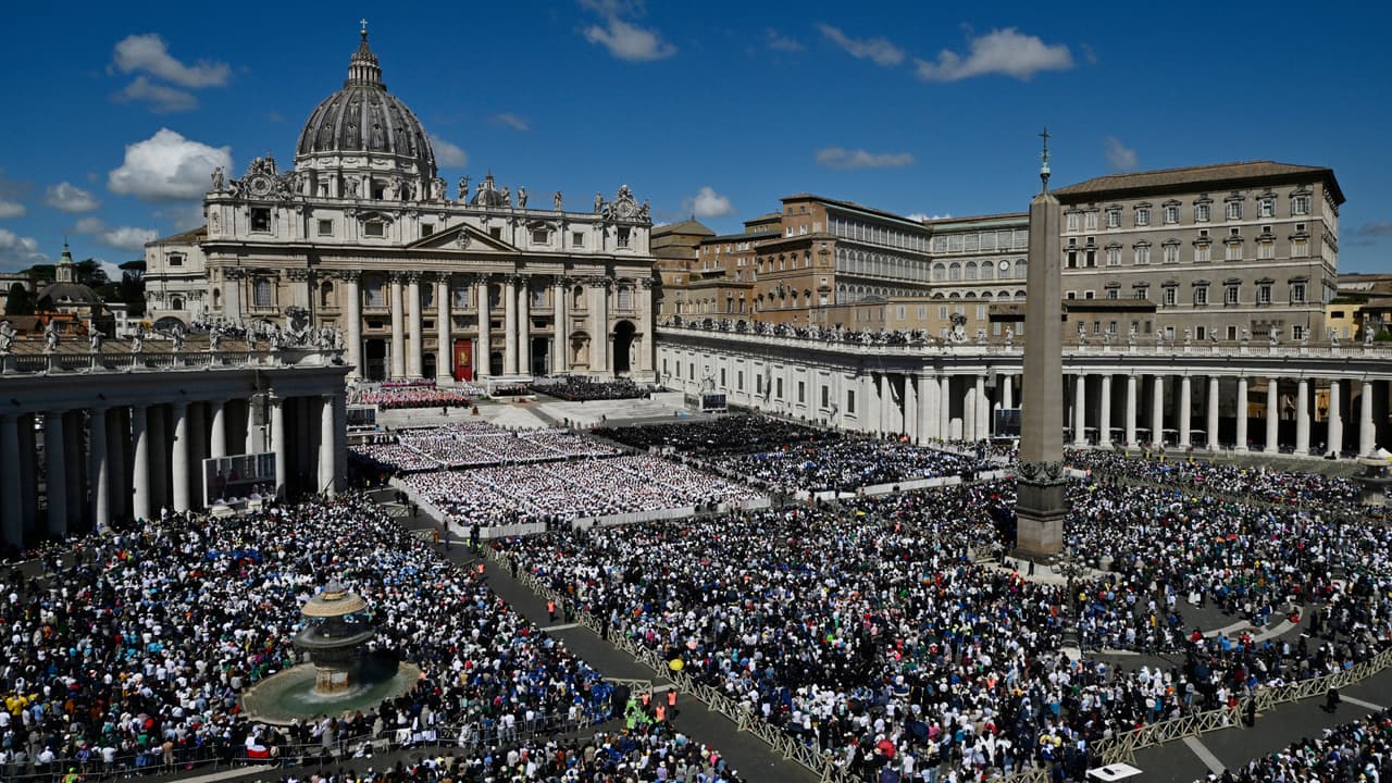 La publicación de la imagen generó diversas críticas, sobre todo entre miembros de la iglesia Católica, aún en duelo por la 
<b><a href="https://www.univision.com/noticias/mundo/el-funeral-del-papa-francisco-en-vivo-imagenes-en-directo-desde-el-vaticano" target="_blank">muerte del papa Francisco, el 21 de abril</a></b>.