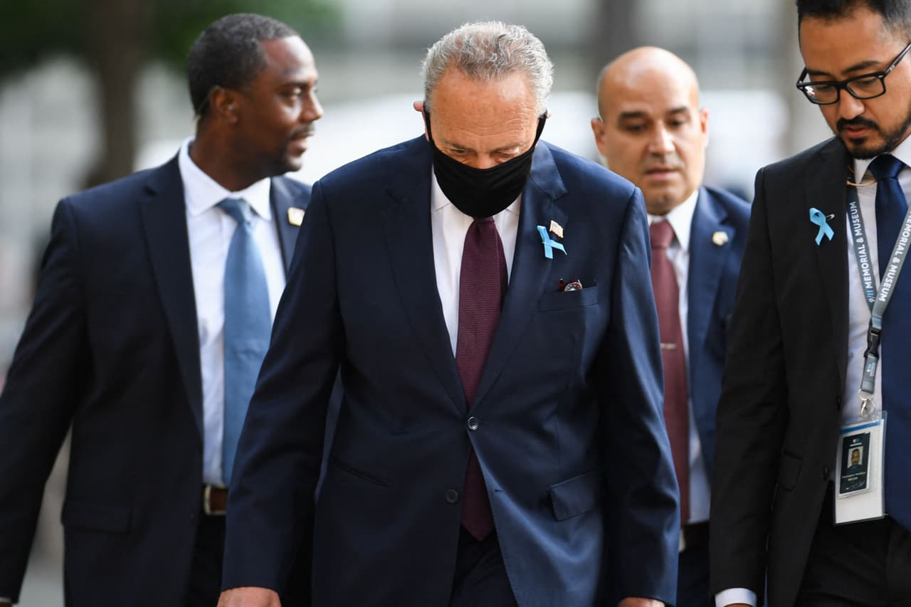 El líder de la mayoría del Senado, el demócrata por Nueva York, Chuck Schumer, llega a la ceremonia en recuerdo de la jornada del 
<a href="https://www.univision.com/noticias/20-anos-atentados-9-11/atentados-del-11-de-septiembre-de-2001-9-11-torres-gemelas-20-anos-despues">11 de septiembre</a> en la Zona Cero. La presidenta de la Cámara de Representantes, Nancy Pelosi, también estuvo en la ceremonia.