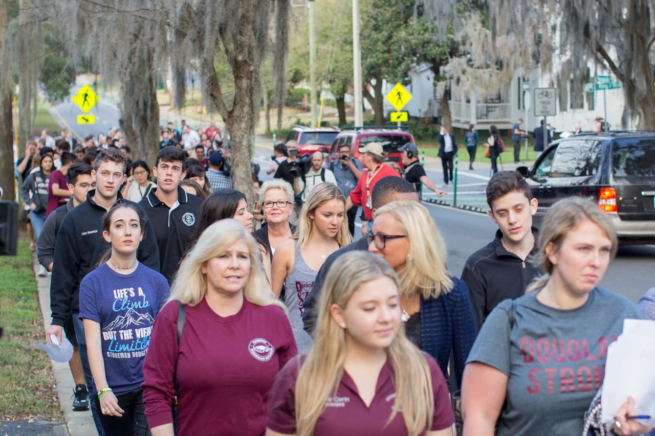 Luego de unas pocas horas de sueño, los estudiantes de la secundaria Marjory Stoneman Douglas se reunieron muy temprano para desayunar en el centro cívico de la Universidad de Florida en Tallahassee y desde allí caminaron hasta el Capitolio estatal.