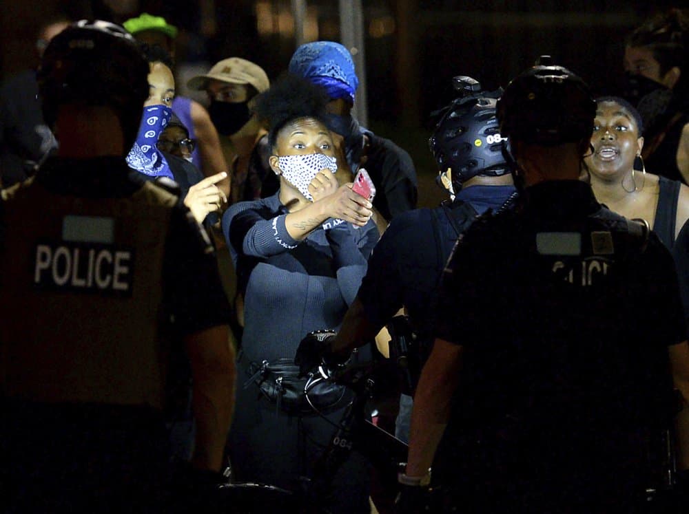 Los cánticos de los manifestantes incluían, "No RNC en CLT" o "No a la Convención Nacional Republicana en Charlotte" y "Black Lives Matter".