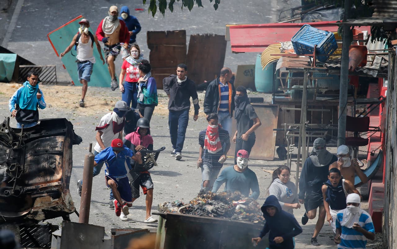 Como en otras protestas anteriores contra el gobierno de Nicolás Maduro, los manifestantes utilizaron cualquier estructura, incluyendo las rejas del alcantarillado, para frenar la arremetida de las fuerzas de seguridad y bloquear calles.