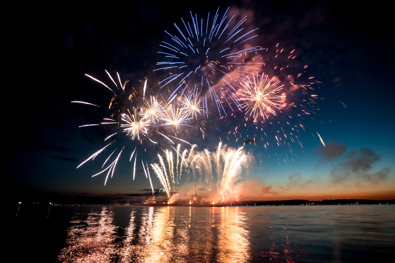 <b>Anthem, Independence Day Celebration </b>
<br>Fuegos artificiales. comida y diversión para toda la familia te esperan en la celebración del Día de la Independencia de Anthem, con un espectáculo de fuegos artificiales gratuito. Se realizará el 3 de julio de 5:30 p.m. a 9:30 p.m. en Community Park, ubicado sobre el 41703 de N. Gavilan Peak Pkwy. Anthem.