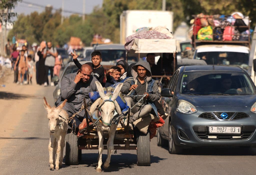 Residentes del norte de la ciudad de Gaza comenzaron a evacuar este viernes hacia el sur tras el aviso de Israel de que deberían desalojar esa zona en las siguientes 24 horas.