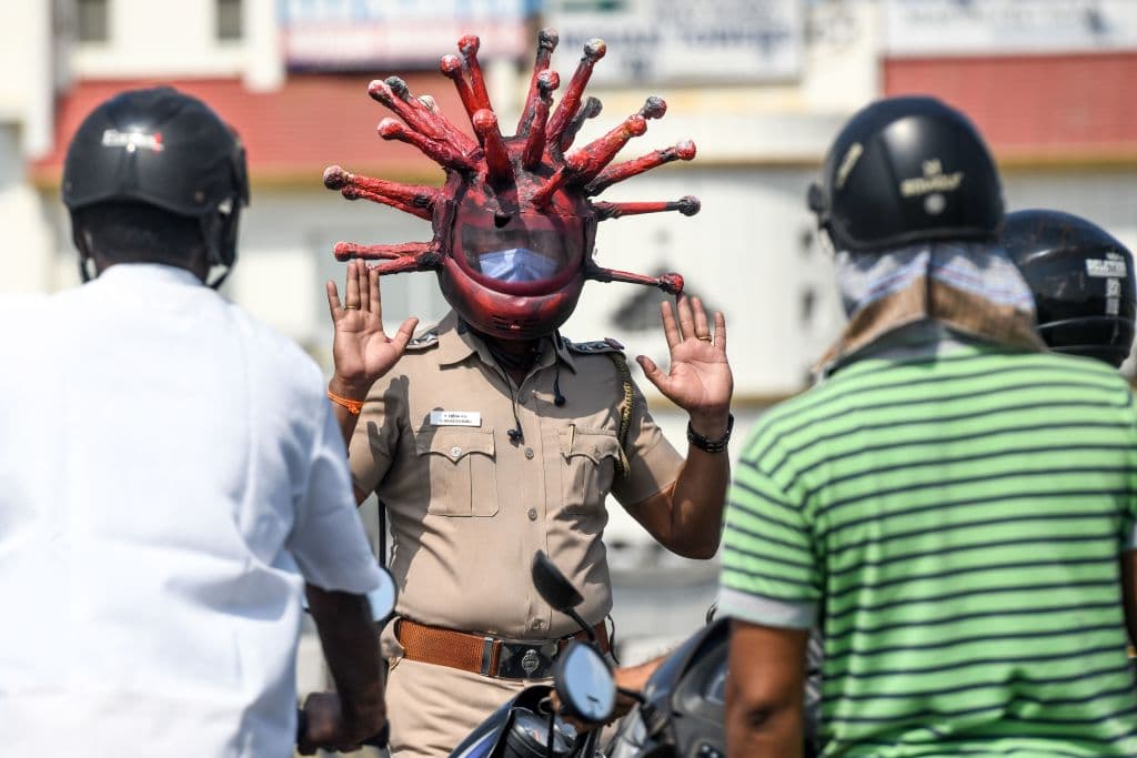 Hace algún tiempo, se había hecho viral este método de un inspector de policía en India, para educar a la gente sobre lo fácil que es transmitirse el virus y contagiarlos a todos.