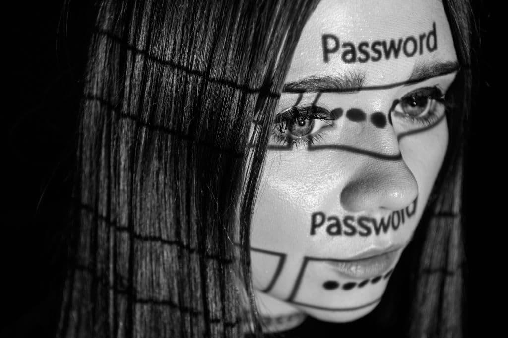 Un ejemplo de contraseña segura es 
<b>MgelFdLdFee2015</b>. Esta clave está formada por las iniciales de la frase personal: Me gradué en la Facultad de Leyes de FIU en 2015, tal como explica Yuda Saydun, experto en seguridad, en este 
<a href="https://www.univision.com/noticias/seguridad-online/como-no-cometer-los-errores-mas-frecuentes-al-crear-una-contrasena">artículo sobre contraseñas</a>.