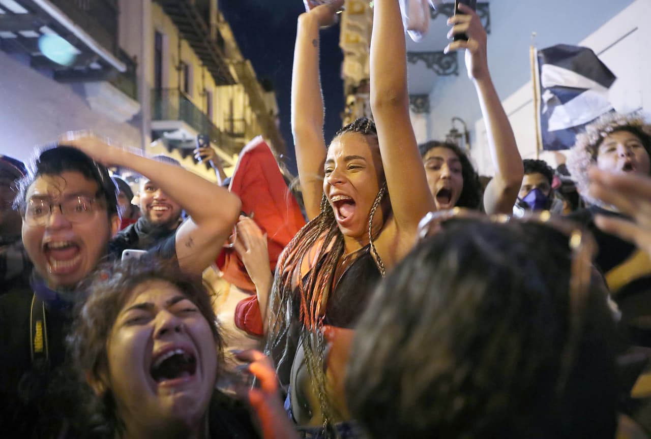 El de la noche de este miércoles fue el punto cumbre de un momento histórico, pues Rosselló es el primer gobernador de la isla que dimite durante su mandato (solo cumplió dos años y medio del cuatrienio) y cede a la presión del pueblo.