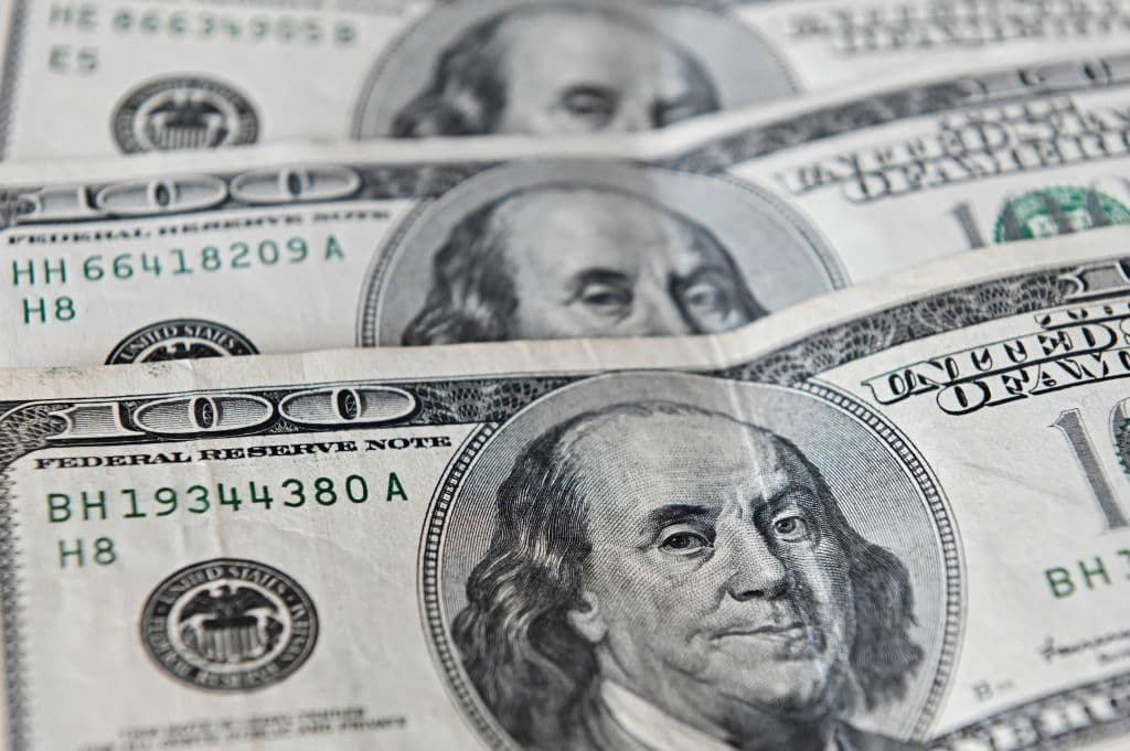 <b>Lugar 9.</b> Dólar.
<br>
<br>El pasado 12 de julio, 
<a href="https://www.univision.com/noticias/dinero/dolar-esta-fortalecido-como-afecta-remesas-y-precios-en-latinoamerica" target="_blank">el dólar y el euro alcanzaron la paridad</a> por primera vez en dos décadas luego de que el primero se fortaleciera ante el segundo, el cual registró una baja del 12% con respecto al año pasado.