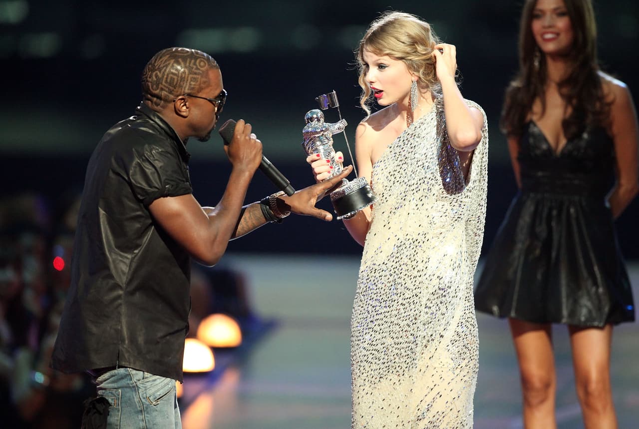 El 'incidente' del 2009 en los Video Music Awards fue uno que quedó para la historia. Taylor Swift ganó ese año en la categoría de Mejor Video Musical a una artista femenina, acabando con el sueño de Beyonce que estaba nominada por 'Single Ladies'.
