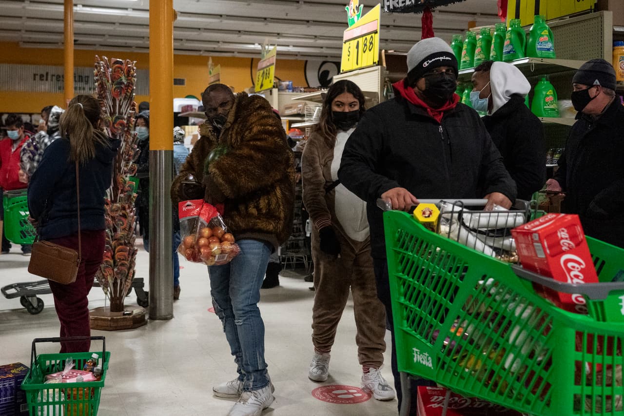 "Lo que estamos viendo desde los mercados financieros desafortunadamente va a tener un impacto económico y va a incrementar los precios de la comida a nivel internacional", asegura Pérez Liston.
<br>