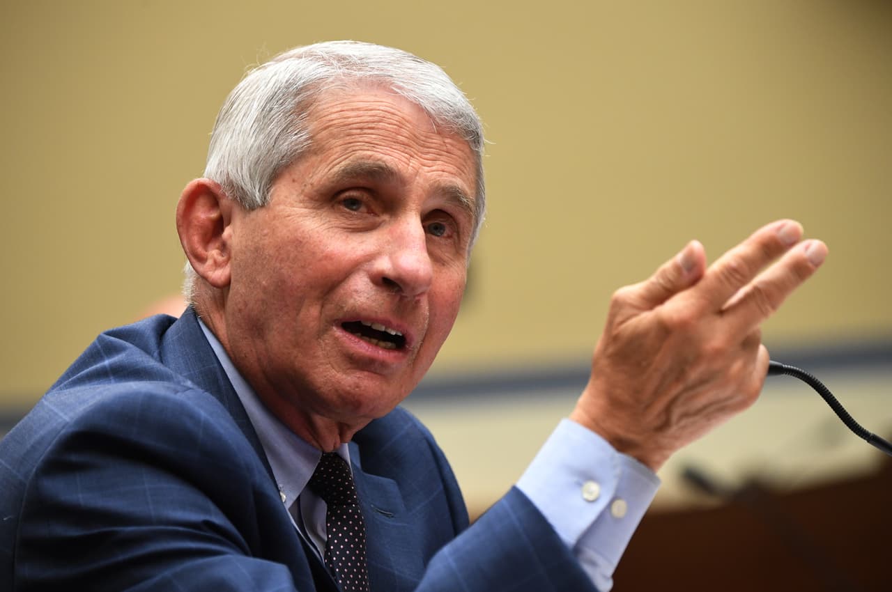 Fauci dice que los ensayos de la vacuna contra el coronavirus podrían terminar antes si los resultados son abrumadores 