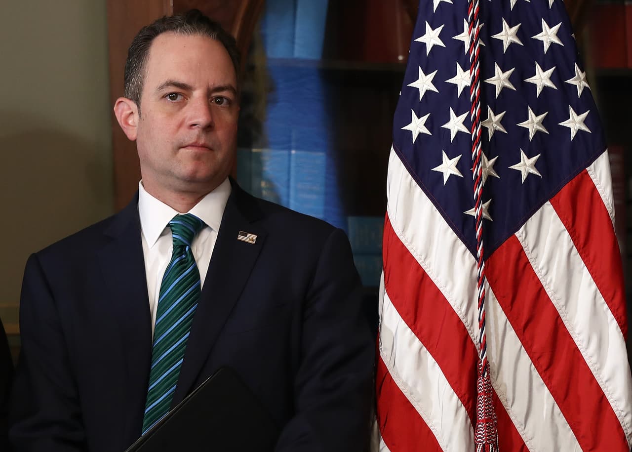 <b>Reince Priebus </b>fue sustituido como jefe de gabinete por John Kelly. El presidente 
<b><a href="http://www.univision.com/temas/donald-trump" target="_blank">Donald Trump</a></b> anunció el 28 de julio de 2017 su reemplazo por quien hasta ahora era su secretario de Seguridad Nacional. Priebus contó a CNN en una entrevista televisiva que presentó su renuncia el día antes. "Él me dijo que quería hacer las cosas de un modo diferente (...) yo sigo apoyando al presidente, a su agenda y a John Kelly", aseguró. Estuvo
<b> 189 días en el cargo</b>.