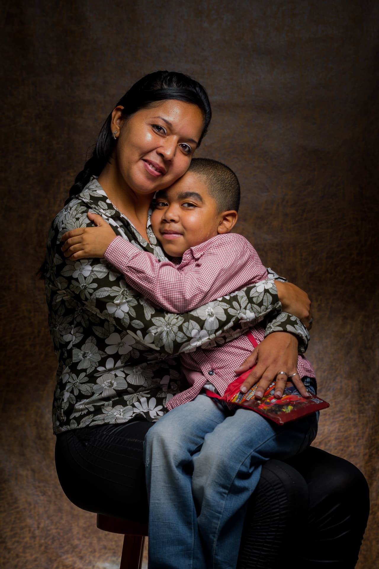 Yelitza Parra junto a su hijo Alyeiner Moisés, de siete años, quien fue diagnosticado con Aplasia medular severa y necesita constantemente tratamientos y transplantes, sobre todo plaquetarios. También padece de Hepatitis C y síndrome de Cushing. Fue diagnosticado a los cuatro años de edad gracias a exámenes de rutina en el colegio. "A mí me ha tocado comprar las agujas para hacerle la hematología a mi hijo", dijo Yelitza.