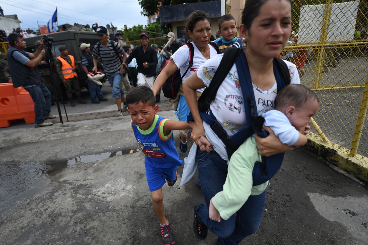 Mujeres y niños corrieron desde el lado guatemalteco hacia el puente que conecta con México.